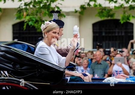 Sophie, Gräfin von Wessex, die in einer Kutsche bei Trooping the Color 2016 fährt. Mit Prinz Edward, Earl of Wessex Stockfoto