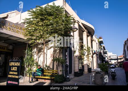 Limassol, Zypern - 11. Dezember 2021 Stadtbild in der Altstadt im Herzen der Stadt Limassol auf der Insel Zypern, die Architektur der Th Stockfoto