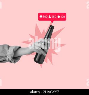 Kunstcollage mit weiblicher Hand hält Bierflasche mit Social Media wie, Follower und Kommentar-Icons isoliert auf rosa Hintergrund Stockfoto