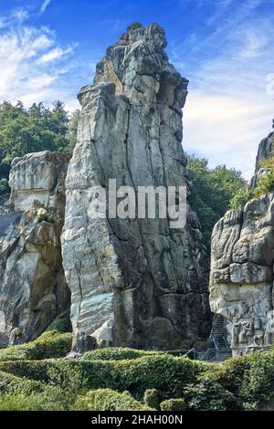 Klippen der Externsteine, eine Sandsteinformation bei Detmold, Deutschland, bei sonnigem Wetter Stockfoto