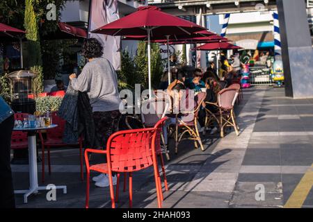 Limassol, Zypern - 11. Dezember 2021 Stadtbild in der Altstadt im Herzen der Stadt Limassol auf der Insel Zypern, die Architektur der Th Stockfoto