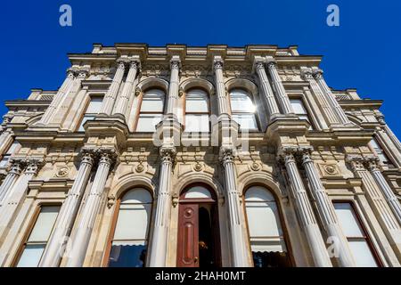 Frontansicht des Beylerbeyi Palastes an einem sonnigen Tag in Istanbul, Türkei. Stockfoto