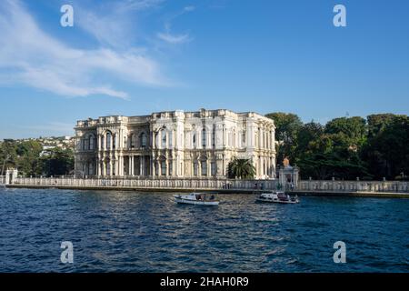 Seitenansicht des Beylerbeyi Palastes an einem sonnigen Tag in Istanbul, Türkei. Stockfoto