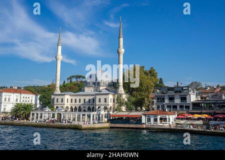 Blick auf die Beylerbeyi Moschee an einem sonnigen Tag in Istanbul. Beylerbeyi ist ein Stadtteil in der Gemeinde Uskudar in Istanbul, Türkei. Stockfoto