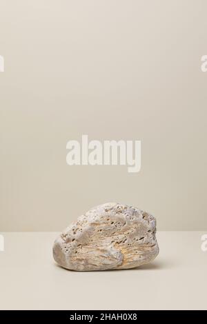 Naturszene mit Sockel aus beigefarbenem Naturstein Stockfoto