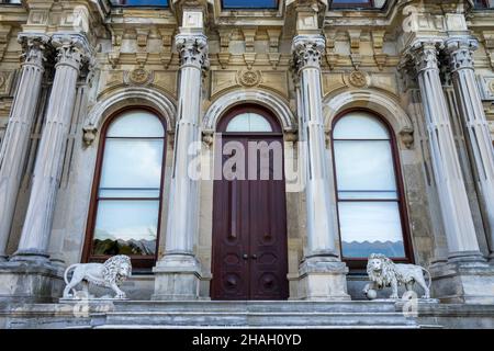 Detailansicht der Eingangstür des Beylerbeyi Palastes, Istanbul, Türkei. Stockfoto