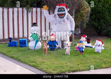 Weihnachtsschmuck auf einem Rasen im Bayside, Queens, New York City. Stockfoto