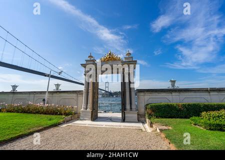 Eingangstor des Beylerbeyi Palastes, der zum Bosporus öffnet. Beylerbeyi Palace befindet sich im Stadtteil Beylerbeyi in Istanbul, Türkei. Stockfoto