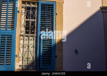 Limassol, Zypern - 11. Dezember 2021 Stadtbild in der Altstadt im Herzen der Stadt Limassol auf der Insel Zypern, die Architektur der Th Stockfoto