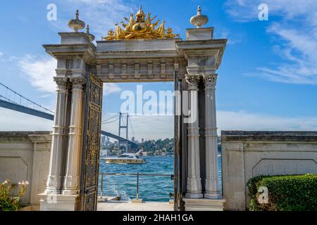 Detailansicht des Eingangstors des Beylerbeyi Palastes, der zum Bosporus, Istanbul, Türkei, öffnet. Stockfoto