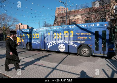 Ein privater Bus von Bnei Emunim, der orthodoxe Juden von Williamsburg zum Borough Park an der Lee Avenue in Brooklyn, New York, transportiert. Stockfoto