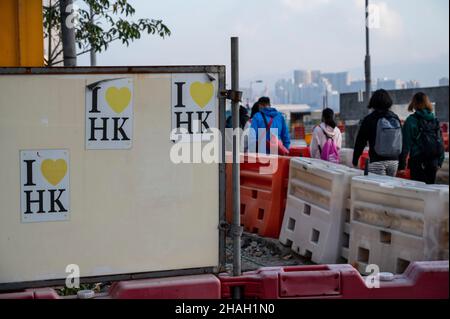 Hongkong, China. 12th Dez 2021. HONGKONG, CHINA - 12. DEZEMBER: Die Teilnehmer kommen am jährlichen Schwimmwettbewerb New World Harbor Race in Hongkong am 12. Dezember 2021 an. Nach zwei Jahren, die aufgrund der Covid-19-Pandemie in Folge abgesagt wurden, haben sich mehr als 1.500 Teilnehmer dem Schwimmrennen über Victoria Harbour angeschlossen. Kredit: SOPA Images Limited/Alamy Live Nachrichten Stockfoto