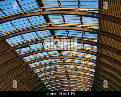 Das geschwungene Glas- und Eisendach des York Railway Station, das am 25. Juni 1877 eröffnet wurde. Aufgenommen an einem sonnigen Tag mit blauem Himmel. Stockfoto