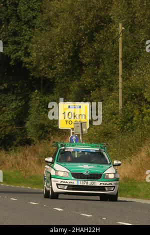 Bis Sie ein professionelles Straßenrennen erleben, können Sie die Geschwindigkeit der Fahrräder nicht mit minimalem Aufwand zu schätzen wissen. (Es ist nicht minimal) Stockfoto