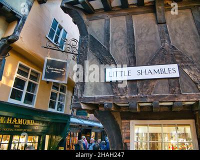 Auf der Seite eines alten Fachwerkgebäudes das Straßenschild der alten Straße von Little Shambles in York, Yorkshire, Großbritannien. Stockfoto