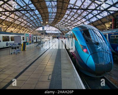 Der Motor eines TransPennine Express-Zuges am Bahnhof Lime Street in Liverpool, Großbritannien. Der Zug wartet auf die Ankunft der Passagiere. Stockfoto