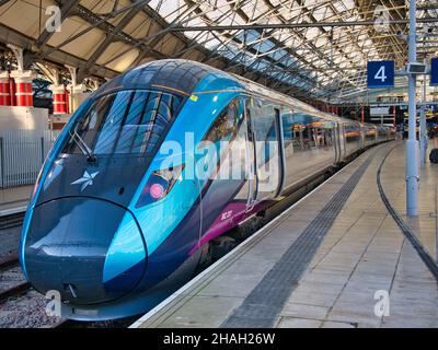 Der Motor eines TransPennine Express-Zuges am Bahnhof Lime Street in Liverpool, Großbritannien. Der Zug wartet auf die Ankunft der Passagiere, bevor er abfährt Stockfoto