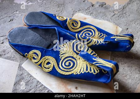 Handgemachte bunte Schuhe im arabischen Stil mit schönen dekorativen Ornamenten, zum Verkauf im traditionellen Straßenmarkt-Basar oder Suk Stockfoto