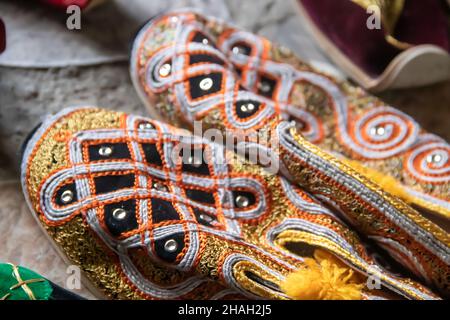 Handgemachte bunte Schuhe im arabischen Stil mit schönen dekorativen Ornamenten, zum Verkauf im traditionellen Straßenmarkt-Basar oder Suk Stockfoto