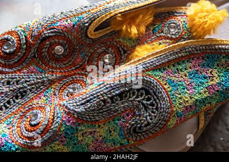 Handgemachte bunte Schuhe im arabischen Stil mit schönen dekorativen Ornamenten, zum Verkauf im traditionellen Straßenmarkt-Basar oder Suk Stockfoto