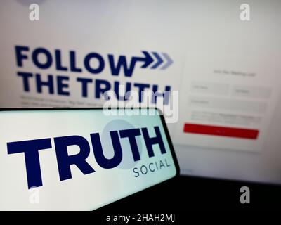 Handy mit Logo der US-Medienplattform TRUTH Social (von TMTG) auf dem Bildschirm vor der Website. Konzentrieren Sie sich auf die Mitte links des Telefondisplays. Stockfoto