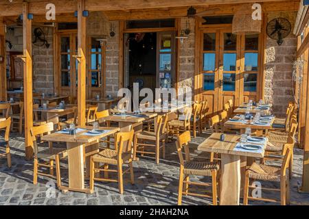 Chania, Griechenland - 21. Mai 2021: Blick auf eine leere Taverne im Hafen von Chania auf der Insel Kreta, Griechenland. Stockfoto