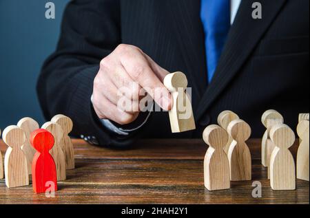 Der Geschäftsmann stellt ein Team der vorgestellten Kandidaten zusammen. Personal- und Personalmanagement. Teambildung. Personalbeschaffung, Personalbeschaffung und Schulung wo Stockfoto