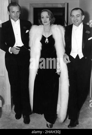 DOUGLAS FAIRBANKS Jr. MARLENE DIETRICH und Director FRITZ LANG bei einer Hollywood-Veranstaltung um den Februar 1938 Stockfoto