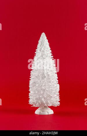 Winterhintergrund mit weißem Weihnachtsbaum. Weihnachten oder Neujahr Minimales Urlaubskonzept. Stockfoto
