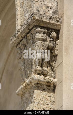 Detail der Außenmauern der Kirche San Michele Arcangelo in der mittelalterlichen Altstadt von Ventimiglia in Italien, Ligurien, Provinz Imperia Stockfoto