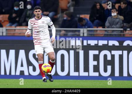 Mailand, Italien. 12th Dez 2021. Raoul Bellanova von Cagliari Calcio kontrolliert den Ball während des Serie-A-Spiels zwischen dem FC Internazionale und Cagliari Calcio im Stadio Giuseppe Meazza am 12. Dezember 2021 in Mailand, Italien. Quelle: Marco Canoniero/Alamy Live News Stockfoto