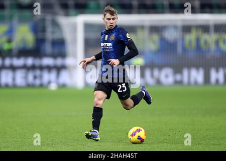 Mailand, Italien. 12th Dez 2021. Nicolo Barella vom FC Internazionale kontrolliert den Ball während des Serie-A-Spiels zwischen dem FC Internazionale und Cagliari Calcio im Stadio Giuseppe Meazza am 12. Dezember 2021 in Mailand, Italien. Quelle: Marco Canoniero/Alamy Live News Stockfoto