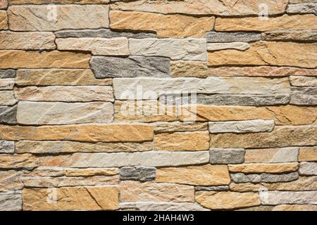 Mauerwerk aus Ziegeln verschiedener Typen, Formen und Farben für den gesamten Rahmen, eng aufeinander abgestimmt Stockfoto