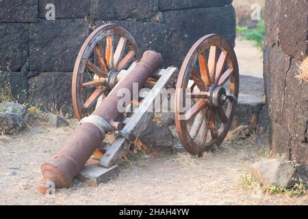 Alte verrostete Kanonenkörper auf Holzrädern im Kolaba Fort, Alibag, Maharashtra, Indien. Stockfoto