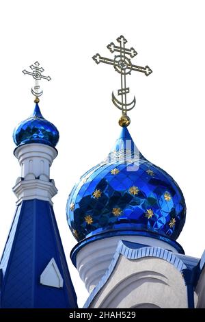 Auf weißem Hintergrund, unter dem Ausschnitt, zwei Kuppeln einer christlichen Kirche in blau, in verschiedenen Größen, mit Kreuzen an der Spitze Stockfoto