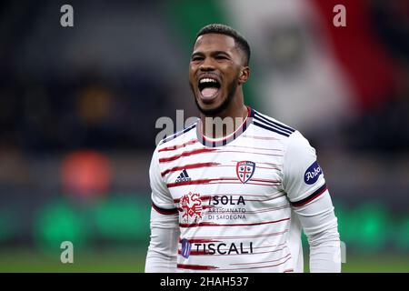 Mailand, Italien. 12th Dez 2021. Keita Balde von Cagliari Calcio schaut während des Serie-A-Spiels zwischen dem FC Internazionale und Cagliari Calcio im Stadio Giuseppe Meazza am 12. Dezember 2021 in Mailand, Italien, nach. Quelle: Marco Canoniero/Alamy Live News Stockfoto