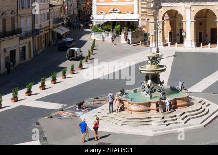 Stadtbild, Blick auf die Piazza della Madonna di Loreto, Fontana Maggiore, Marken, Italien, Europa Stockfoto