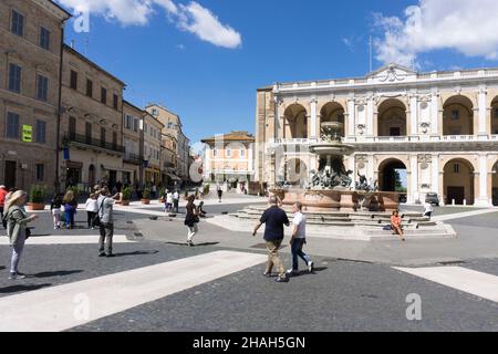 Stadtbild, Blick auf die Piazza della Madonna di Loreto, Fontana Maggiore, Marken, Italien, Europa Stockfoto