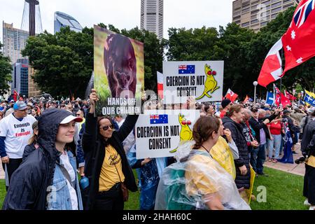 Menschen in Australien protestieren gegen staatliche Impfstoffmandate. Hyde Park, Sydney, 27. November 2021. Stockfoto