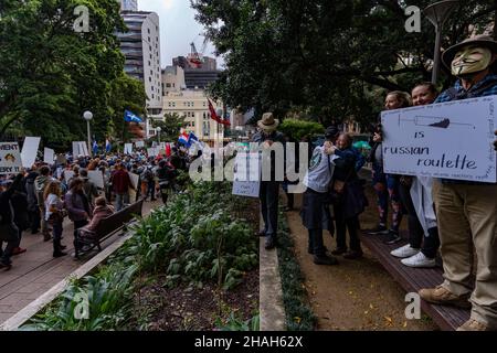 Menschen bei der Protestkundgebung, um sich gegen die obligatorische Impfpolitik der australischen Regierung zu wehren. Demonstration gegen Impfpass in Australien. Stockfoto