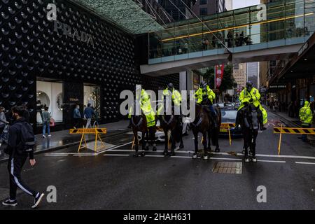 Die auf Pferden montierte Polizei wacht während eines Protestes gegen den Impfpass der Regierung und gegen die Politik „kein Jab ohne Job“ in Australien. Stockfoto