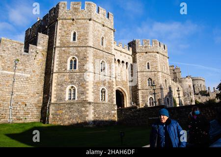 Windsor, Großbritannien. 12th. Dezember 2021. Besucher kommen am dritten Tag der Plan B Covid-19-Beschränkungen, die die Zeit verzögern sollen, in strahlendem Sonnenschein am Schloss Windsor vorbei Stockfoto