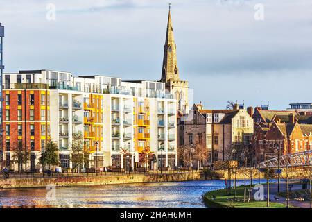 Uferpromenade von Bedford, Bedfordshire, Großbritannien - Handels- und Wohngebäude spiegeln sich im Fluss Great Ouse wider Stockfoto