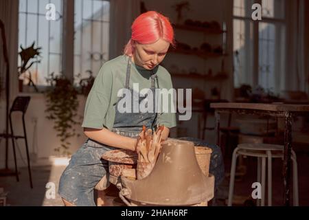 Fleißiger Meister Formen Tonprodukt im Töpferraum Stockfoto