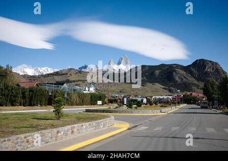 El Chalten, Santa Cruz, Argentinien - März 2020: Hauptstraße der Stadt El Chalten in Patagonien. Mount Fitz Roy im Hintergrund. Bildung von Lentikular Stockfoto