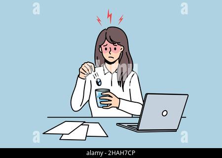 Fieber während der Arbeit Konzept. Traurig depressiv krank krank Frau Büroangestellte sitzen am Laptop Einnahme von Medikamenten zum Schutz vor Fieber Krankheit Vektor-Illustration Stock Vektor
