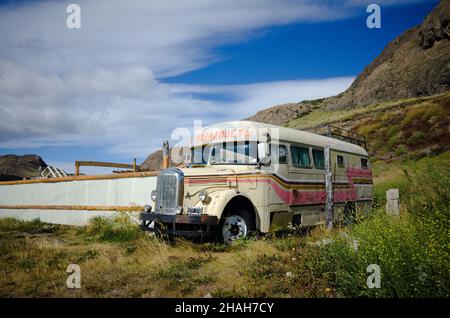 El Chalten, Santa Cruz, Argentinien - März 2020: Verlassener Bus mit Rost, der auf Rädern ins Haus umgebaut wurde. Alter Mercedes Benz Bus 1940s mit La Marraqueta Stockfoto