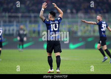 Mailand, Italien. 12th Dez 2021. Lautaro Martinez vom FC Internazionale zeigt während des Serie-A-Spiels zwischen dem FC Internazionale und Cagliari Calcio im Stadio Giuseppe Meazza am 12. Dezember 2021 in Mailand, Italien. Quelle: Marco Canoniero/Alamy Live News Stockfoto