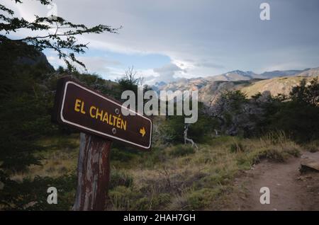 Zeiger auf El Chalten auf Wanderweg von Laguna Torre durch Magellanischen subpolaren Wald in den Anden, Patagonien, Argentinien Stockfoto