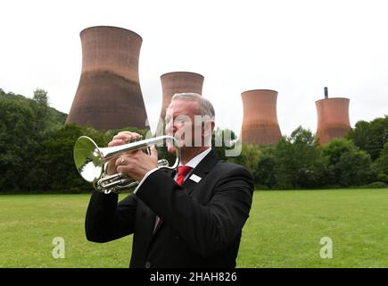 Jason Pickin, Trompeter der Jackfield Brass Band, und die Kühltürme des Irinbridge Power Station Stockfoto